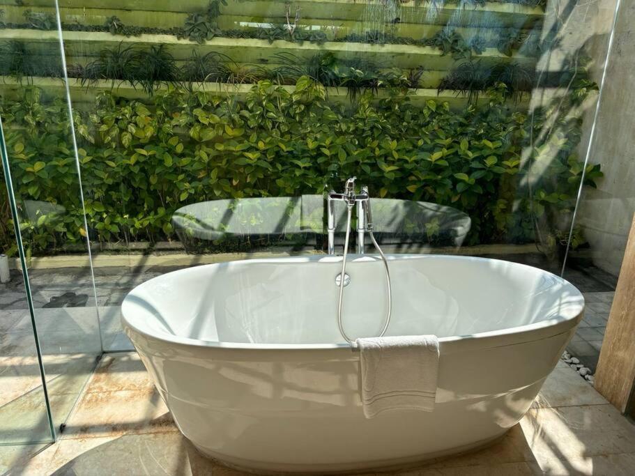 4 Bedroom Tropical Luxury Seminyak (Bali)