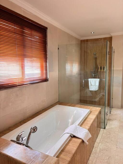 Villa 4 Bedroom Tropical Luxury