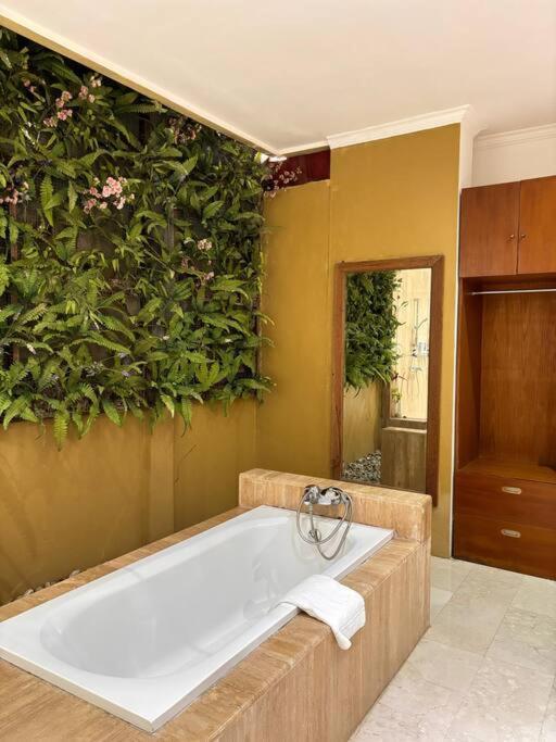 4 Bedroom Tropical Luxury Villa *