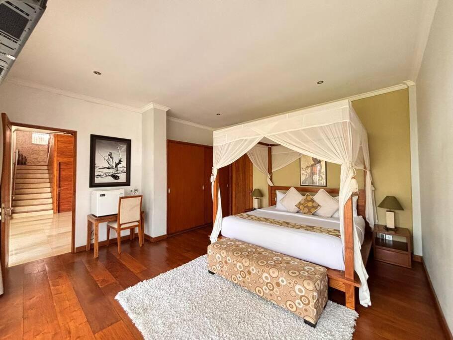 Villa 4 Bedroom Tropical Luxury Seminyak (Bali)